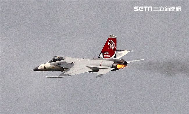 空軍新竹基地25日國防知性之旅營區開放，（21）舉行預校有雷虎小組特技操演、IDF經國號戰機、幻象2000戰機單機特技操演等等精彩內容。（記者邱榮吉/攝影）