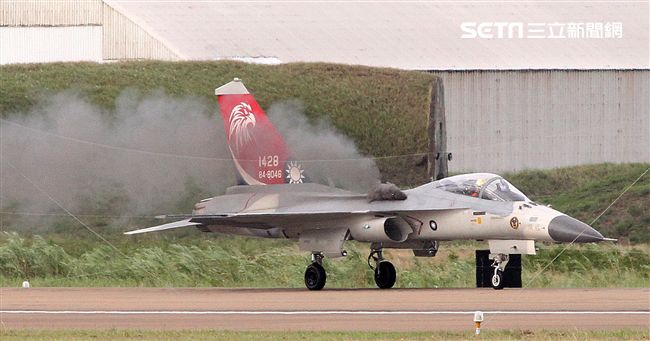 空軍新竹基地25日國防知性之旅營區開放，（21）舉行預校有雷虎小組特技操演、IDF經國號戰機、幻象2000戰機單機特技操演等等精彩內容。（記者邱榮吉/攝影）