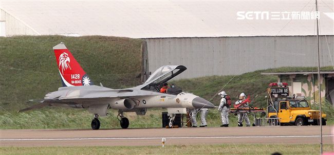 空軍新竹基地25日國防知性之旅營區開放，（21）舉行預校有雷虎小組特技操演、IDF經國號戰機、幻象2000戰機單機特技操演等等精彩內容。（記者邱榮吉/攝影）
