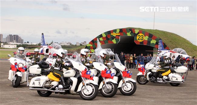 空軍新竹基地25日國防知性之旅營區開放，（21）舉行預校有雷虎小組特技操演、IDF經國號戰機、幻象2000戰機單機特技操演等等精彩內容。（記者邱榮吉/攝影）