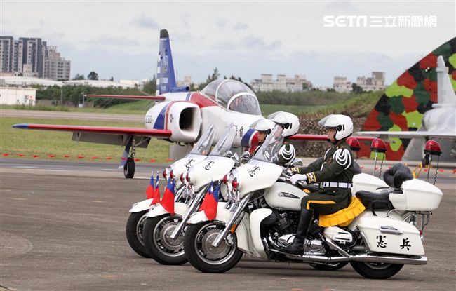 空軍新竹基地25日國防知性之旅營區開放，（21）舉行預校有雷虎小組特技操演、IDF經國號戰機、幻象2000戰機單機特技操演等等精彩內容。（記者邱榮吉/攝影）
