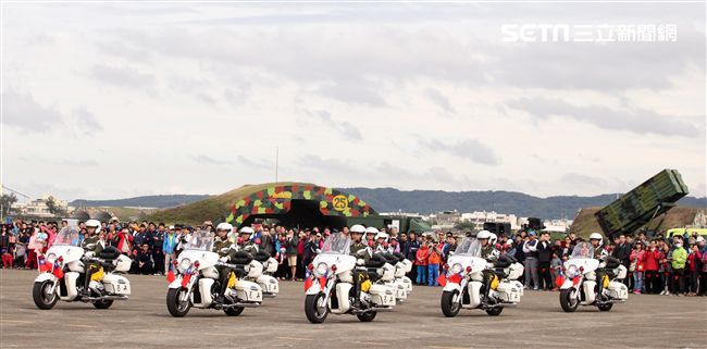 空軍新竹基地25日國防知性之旅營區開放，（21）舉行預校有雷虎小組特技操演、IDF經國號戰機、幻象2000戰機單機特技操演等等精彩內容。（記者邱榮吉/攝影）