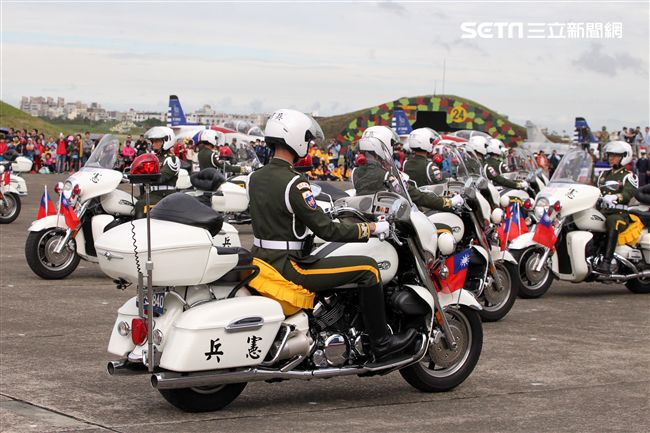 空軍新竹基地25日國防知性之旅營區開放，（21）舉行預校有雷虎小組特技操演、IDF經國號戰機、幻象2000戰機單機特技操演等等精彩內容。（記者邱榮吉/攝影）