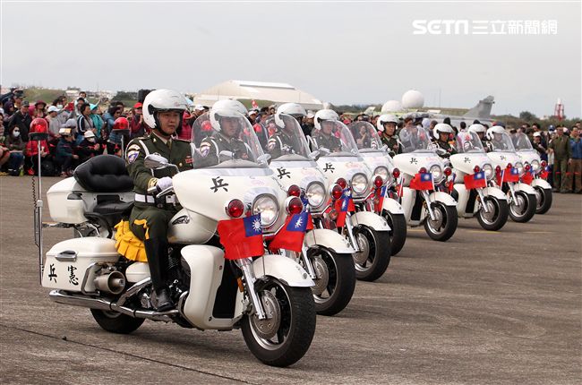 空軍新竹基地25日國防知性之旅營區開放，（21）舉行預校有雷虎小組特技操演、IDF經國號戰機、幻象2000戰機單機特技操演等等精彩內容。（記者邱榮吉/攝影）