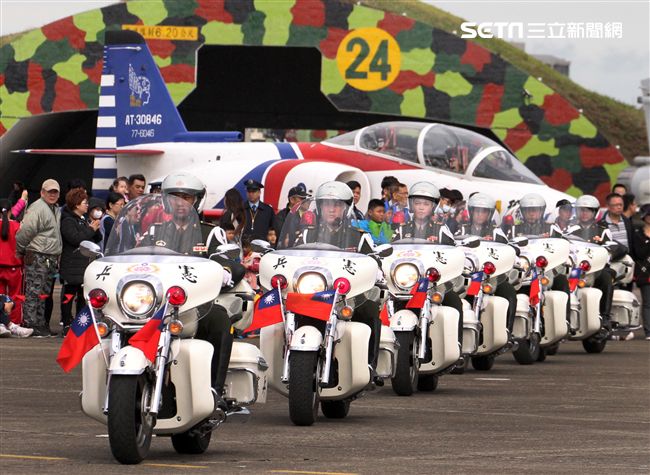 空軍新竹基地25日國防知性之旅營區開放，（21）舉行預校有雷虎小組特技操演、IDF經國號戰機、幻象2000戰機單機特技操演等等精彩內容。（記者邱榮吉/攝影）