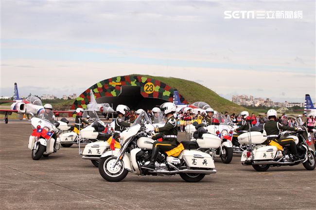 空軍新竹基地25日國防知性之旅營區開放，（21）舉行預校有雷虎小組特技操演、IDF經國號戰機、幻象2000戰機單機特技操演等等精彩內容。（記者邱榮吉/攝影）