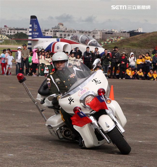空軍新竹基地25日國防知性之旅營區開放，（21）舉行預校有雷虎小組特技操演、IDF經國號戰機、幻象2000戰機單機特技操演等等精彩內容。（記者邱榮吉/攝影）