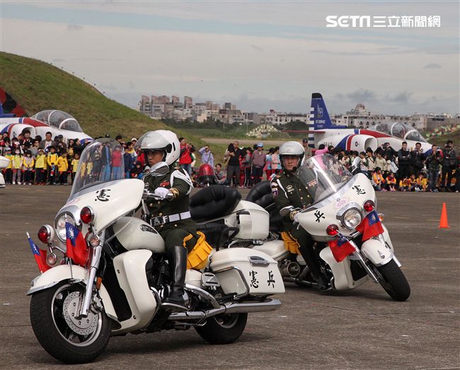 空軍新竹基地25日國防知性之旅營區開放，（21）舉行預校有雷虎小組特技操演、IDF經國號戰機、幻象2000戰機單機特技操演等等精彩內容。（記者邱榮吉/攝影）
