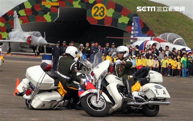 空軍新竹基地25日國防知性之旅營區開放，（21）舉行預校有雷虎小組特技操演、IDF經國號戰機、幻象2000戰機單機特技操演等等精彩內容。（記者邱榮吉/攝影）