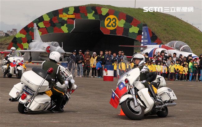 空軍新竹基地25日國防知性之旅營區開放，（21）舉行預校有雷虎小組特技操演、IDF經國號戰機、幻象2000戰機單機特技操演等等精彩內容。（記者邱榮吉/攝影）