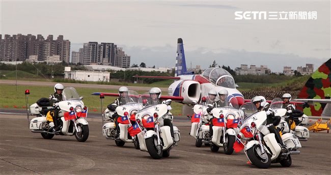 空軍新竹基地25日國防知性之旅營區開放，（21）舉行預校有雷虎小組特技操演、IDF經國號戰機、幻象2000戰機單機特技操演等等精彩內容。（記者邱榮吉/攝影）