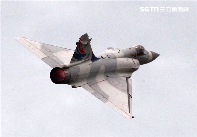 空軍新竹基地25日國防知性之旅營區開放，（21）舉行預校有雷虎小組特技操演、IDF經國號戰機、幻象2000戰機單機特技操演等等精彩內容。（記者邱榮吉/攝影）