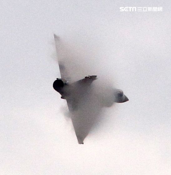 空軍新竹基地25日國防知性之旅營區開放，（21）舉行預校有雷虎小組特技操演、IDF經國號戰機、幻象2000戰機單機特技操演等等精彩內容。（記者邱榮吉/攝影）