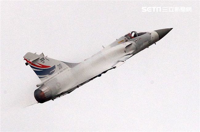 空軍新竹基地25日國防知性之旅營區開放，（21）舉行預校有雷虎小組特技操演、IDF經國號戰機、幻象2000戰機單機特技操演等等精彩內容。（記者邱榮吉/攝影）