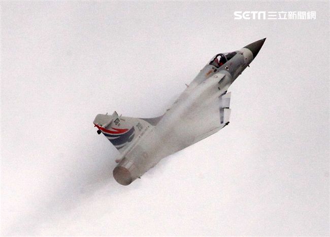 空軍新竹基地25日國防知性之旅營區開放，（21）舉行預校有雷虎小組特技操演、IDF經國號戰機、幻象2000戰機單機特技操演等等精彩內容。（記者邱榮吉/攝影）