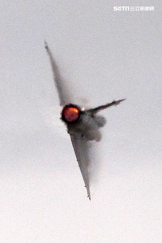 空軍新竹基地25日國防知性之旅營區開放，（21）舉行預校有雷虎小組特技操演、IDF經國號戰機、幻象2000戰機單機特技操演等等精彩內容。（記者邱榮吉/攝影）