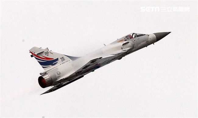 空軍新竹基地25日國防知性之旅營區開放，（21）舉行預校有雷虎小組特技操演、IDF經國號戰機、幻象2000戰機單機特技操演等等精彩內容。（記者邱榮吉/攝影）