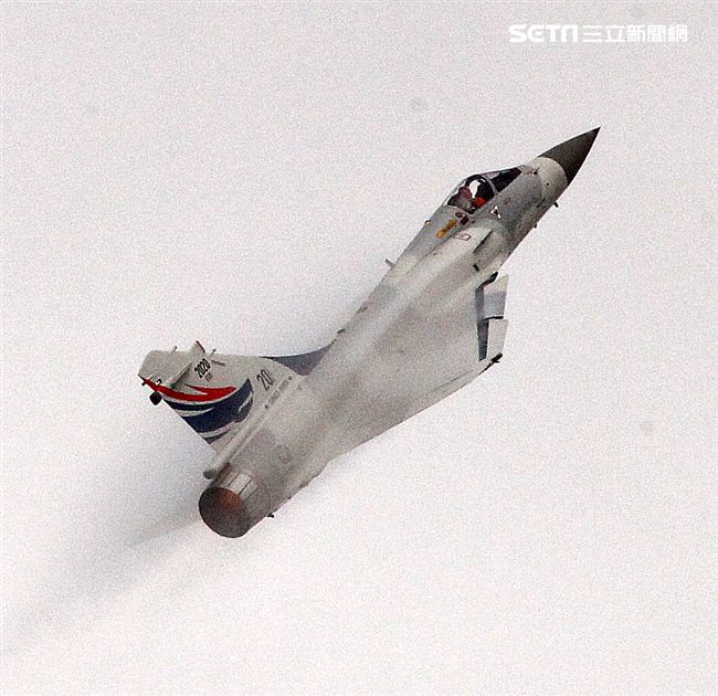 空軍新竹基地25日國防知性之旅營區開放，（21）舉行預校有雷虎小組特技操演、IDF經國號戰機、幻象2000戰機單機特技操演等等精彩內容。（記者邱榮吉/攝影）