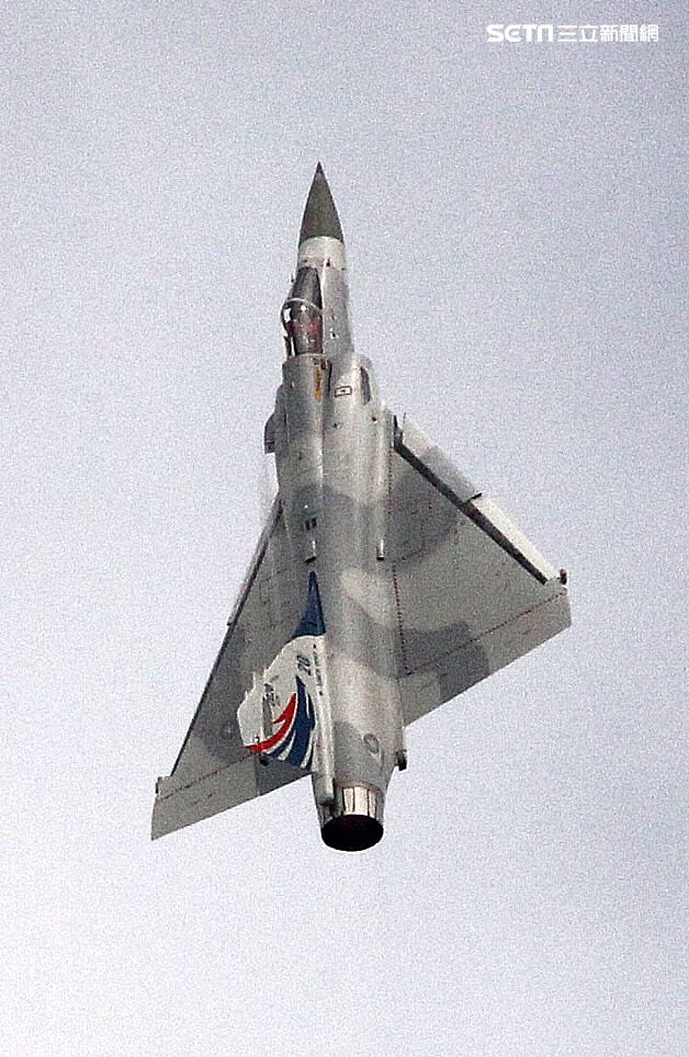 空軍新竹基地25日國防知性之旅營區開放，（21）舉行預校有雷虎小組特技操演、IDF經國號戰機、幻象2000戰機單機特技操演等等精彩內容。（記者邱榮吉/攝影）