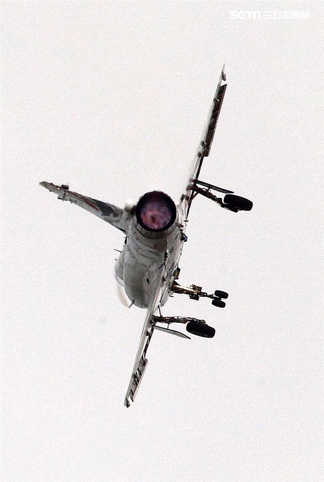 空軍新竹基地25日國防知性之旅營區開放，（21）舉行預校有雷虎小組特技操演、IDF經國號戰機、幻象2000戰機單機特技操演等等精彩內容。（記者邱榮吉/攝影）