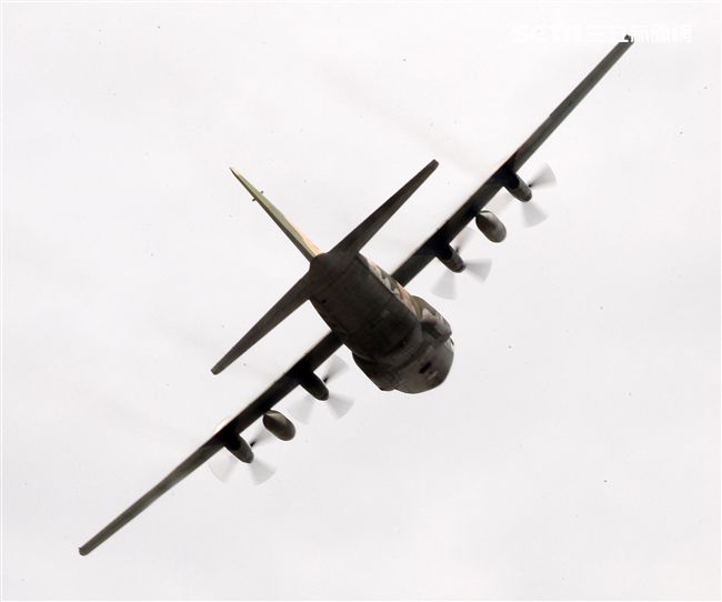 空軍新竹基地25日國防知性之旅營區開放，（21）舉行預校有雷虎小組特技操演、IDF經國號戰機、幻象2000戰機單機特技操演等等精彩內容。（記者邱榮吉/攝影）