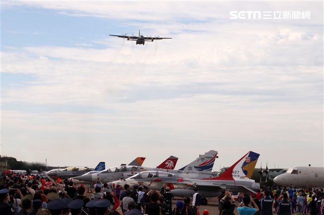 空軍新竹基地25日國防知性之旅營區開放，（21）舉行預校有雷虎小組特技操演、IDF經國號戰機、幻象2000戰機單機特技操演等等精彩內容。（記者邱榮吉/攝影）