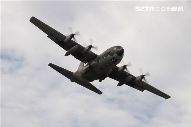 空軍新竹基地25日國防知性之旅營區開放，（21）舉行預校有雷虎小組特技操演、IDF經國號戰機、幻象2000戰機單機特技操演等等精彩內容。（記者邱榮吉/攝影）