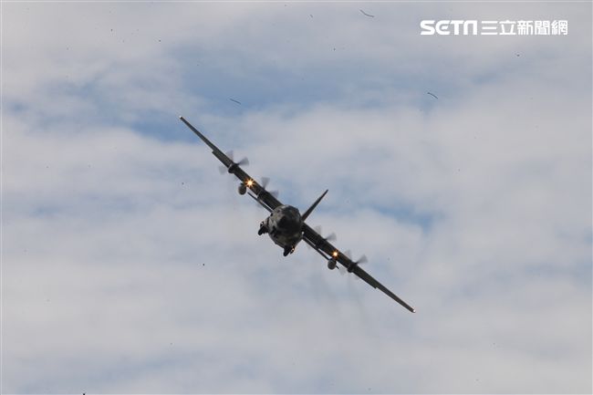 空軍新竹基地25日國防知性之旅營區開放，（21）舉行預校有雷虎小組特技操演、IDF經國號戰機、幻象2000戰機單機特技操演等等精彩內容。（記者邱榮吉/攝影）