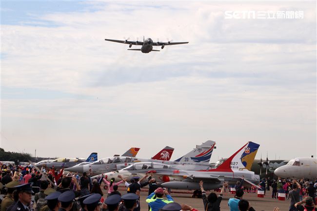 空軍新竹基地25日國防知性之旅營區開放，（21）舉行預校有雷虎小組特技操演、IDF經國號戰機、幻象2000戰機單機特技操演等等精彩內容。（記者邱榮吉/攝影）