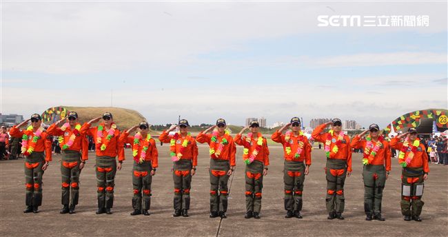 空軍新竹基地25日國防知性之旅營區開放，（21）舉行預校有雷虎小組特技操演、IDF經國號戰機、幻象2000戰機單機特技操演等等精彩內容。（記者邱榮吉/攝影）