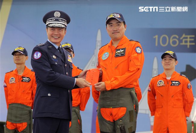 空軍新竹基地25日國防知性之旅營區開放，（21）舉行預校有雷虎小組特技操演、IDF經國號戰機、幻象2000戰機單機特技操演等等精彩內容。（記者邱榮吉/攝影）