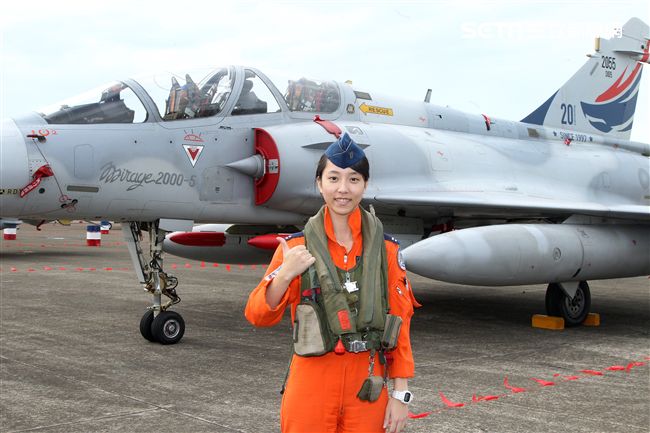 空軍新竹基地25日國防知性之旅營區開放，（21）舉行預校有雷虎小組特技操演、IDF經國號戰機、幻象2000戰機單機特技操演等等精彩內容。（記者邱榮吉/攝影）