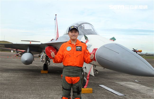 空軍新竹基地25日國防知性之旅營區開放，（21）舉行預校有雷虎小組特技操演、IDF經國號戰機、幻象2000戰機單機特技操演等等精彩內容。（記者邱榮吉/攝影）