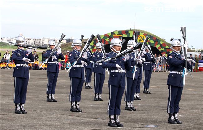 空軍新竹基地25日國防知性之旅營區開放，（21）舉行預校有雷虎小組特技操演、IDF經國號戰機、幻象2000戰機單機特技操演等等精彩內容。（記者邱榮吉/攝影）