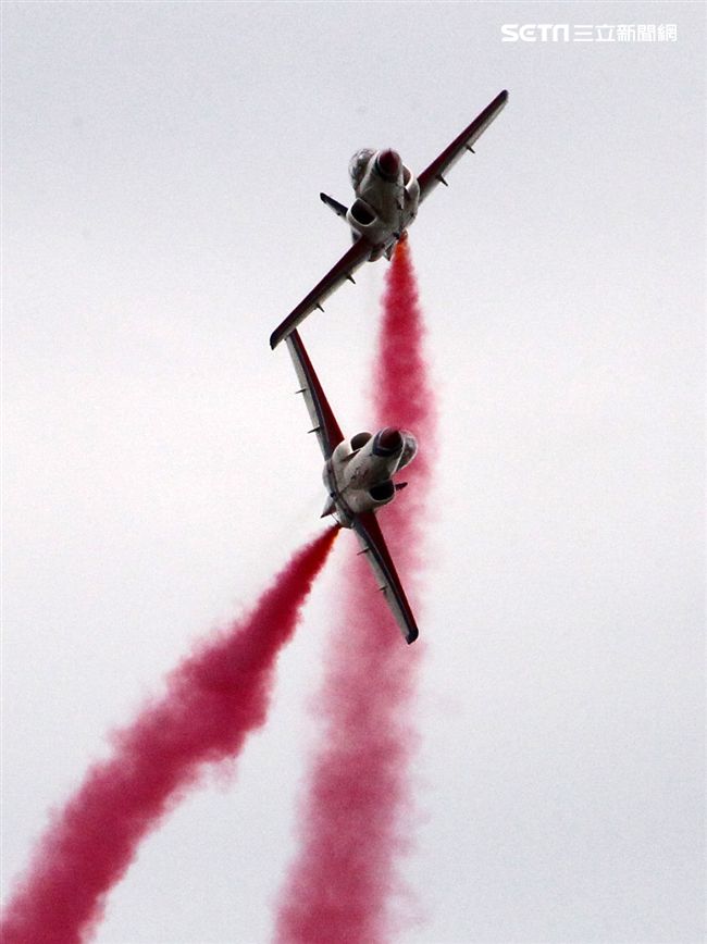 空軍新竹基地25日國防知性之旅營區開放，（21）舉行預校有雷虎小組特技操演、IDF經國號戰機、幻象2000戰機單機特技操演等等精彩內容。（記者邱榮吉/攝影）