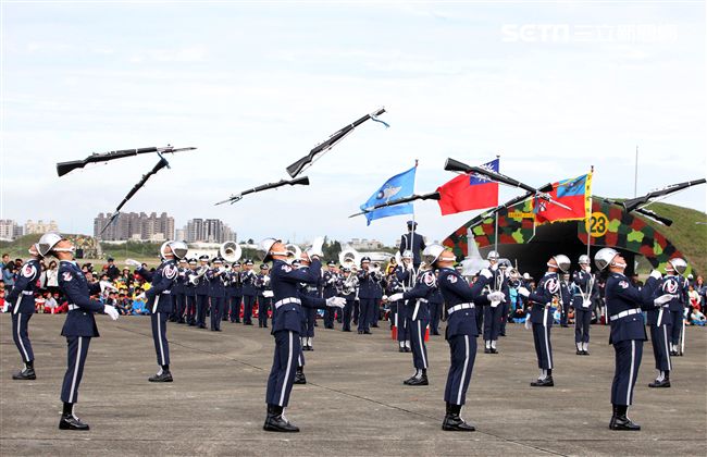 空軍新竹基地25日國防知性之旅營區開放，（21）舉行預校有雷虎小組特技操演、IDF經國號戰機、幻象2000戰機單機特技操演等等精彩內容。（記者邱榮吉/攝影）
