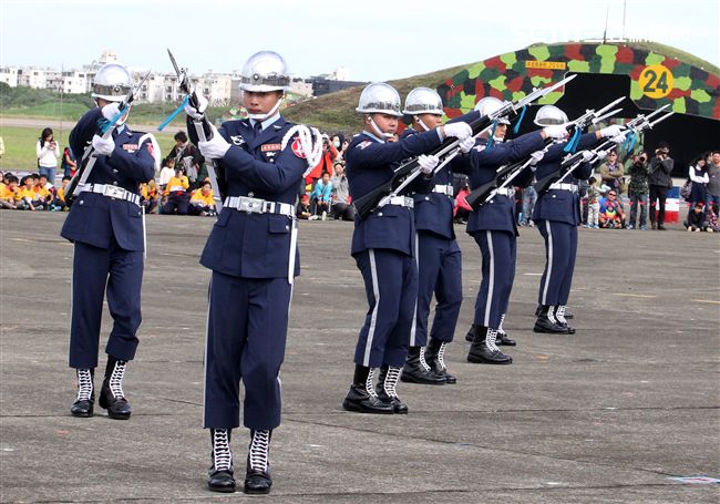 空軍新竹基地25日國防知性之旅營區開放，（21）舉行預校有雷虎小組特技操演、IDF經國號戰機、幻象2000戰機單機特技操演等等精彩內容。（記者邱榮吉/攝影）