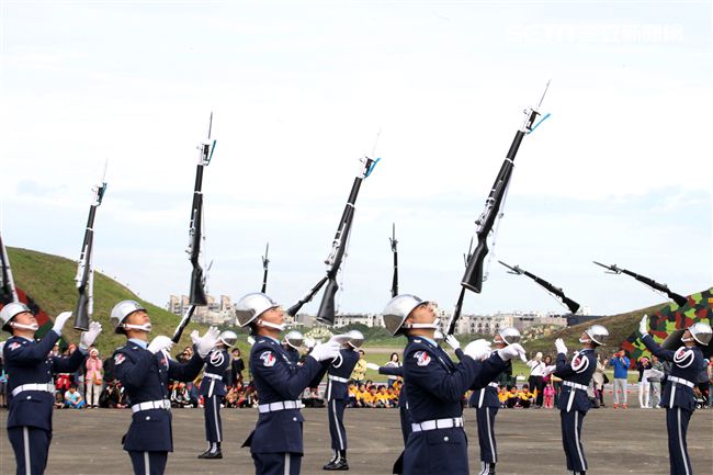 空軍新竹基地25日國防知性之旅營區開放，（21）舉行預校有雷虎小組特技操演、IDF經國號戰機、幻象2000戰機單機特技操演等等精彩內容。（記者邱榮吉/攝影）