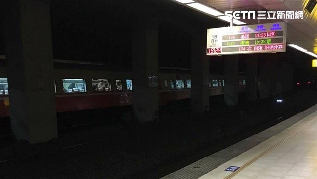 台鐵浮洲站民眾臥軌　影響近5千人次