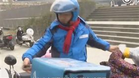 大陸有一名送外賣的大叔因訂單超時被客人退單、投訴，導致他這2天的工資遭扣光，但大叔並不怪客人，反倒怪自己太笨才會送不到。事後公司得知詳情後，帶了200元（約新台幣900元）慰問金，希望他別因此事影響工作。（圖／翻攝自微博）