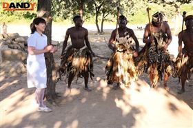 AV女優赴非洲拍片暴走。翻攝自DMM