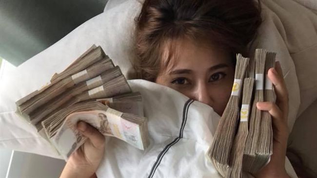 女友生氣…他遞上90萬現金瞬間氣消