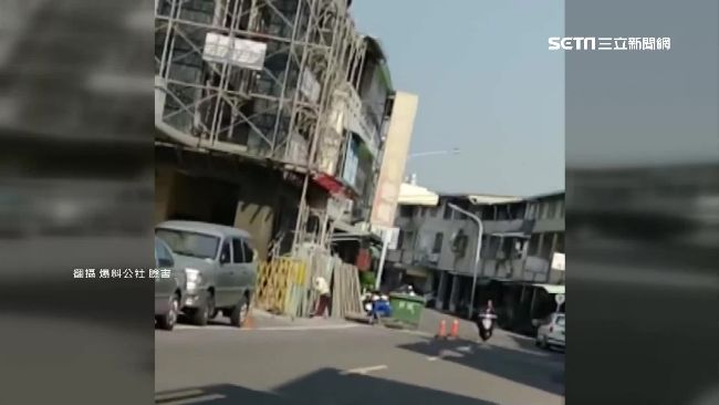 工地四樓隨意丟鷹架　路上人車險被砸