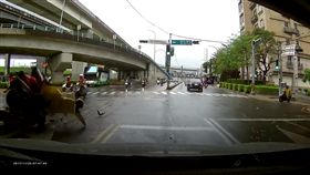 陳男貪圖方便逆向要轉回正確道路上時，當場撞飛2名無辜騎士。（圖／翻攝畫面）