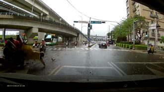 三寶「神風式導彈」　逆向撞飛2騎士