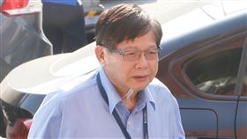 慶富案　陳慶男報到（3）慶富造船公司爆發財務危機及涉詐貸案，董事長陳慶男下午搭車抵達高雄市警察局前鎮分局復興路派出所報到，對於媒體詢問不發一語。中央社記者董俊志攝　106年10月27日