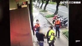 蘇男酒醉路倒在敦化北路巷內，警方獲報後趕抵現場將他叫醒，蘇男竟出拳毆打該名警員，造成警員臉部挫傷，蘇男隨即遭到警員壓制逮捕，訊後依妨害公務罪送辦（翻攝畫面）