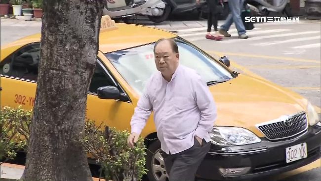 盜朱銘賣贗品　建商老闆對女熊抱被告