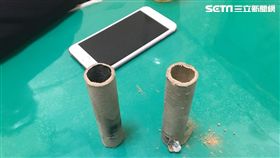 張男為了挽回陸籍禹姓女友，獨自前往對方住家樓下，但女友不願下樓，他竟燃放大龍炮，還揮舞玩具長槍，嚇壞路過民眾及住戶，警方將他依社維法移送法辦（翻攝畫面）