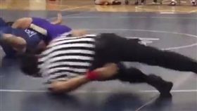 美國,角力,裁判,挪移,神技,搏鬥（圖／翻攝自推特@Cams_hungry2）https://twitter.com/SportsCenter/status/931926288247545856